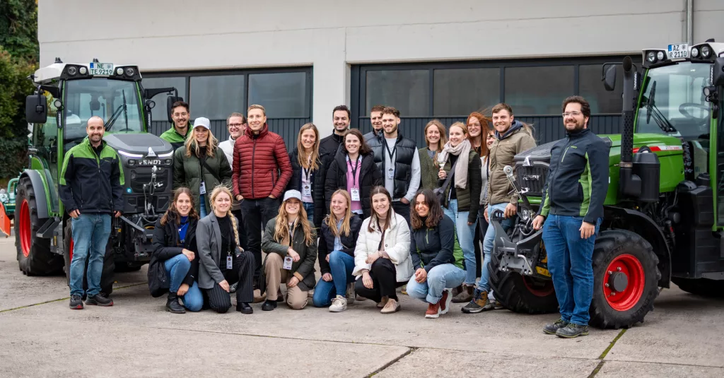 Gruppenfoto auf dem Hof von Juliane Eller