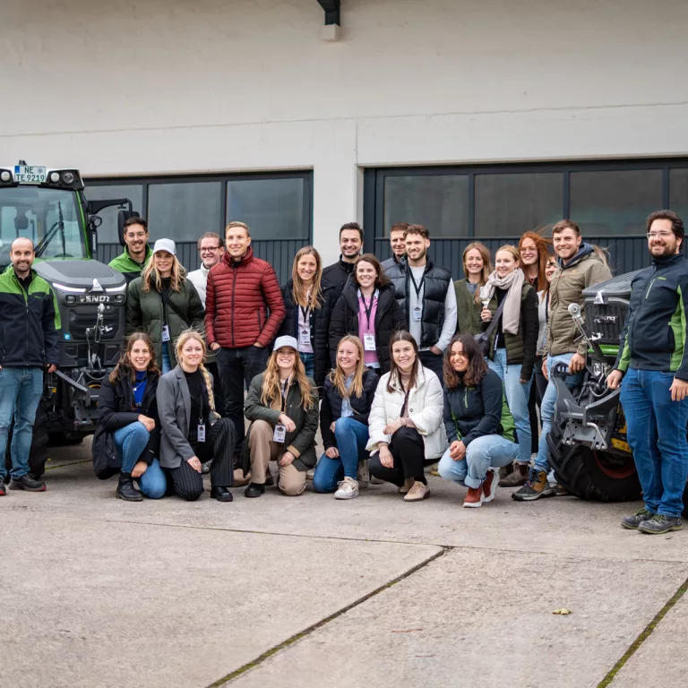 Gruppenfoto bei der Agri Press & Creator Weinbautour bei Juliane Eller in Alsheim, Rheinhessen