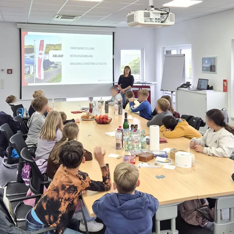 Grundschüler hören gespannt bei der Firmenvorstellung zu
