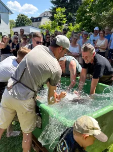 Wie seit vielen Jahren werden die ehemaligen Azubis nach bestandener Abschlussprüfung von Ausbildern und Gesellen in die Wasserbütte getauscht – bei der Gautschfeier waren alle Kollegen herzlich eingeladen